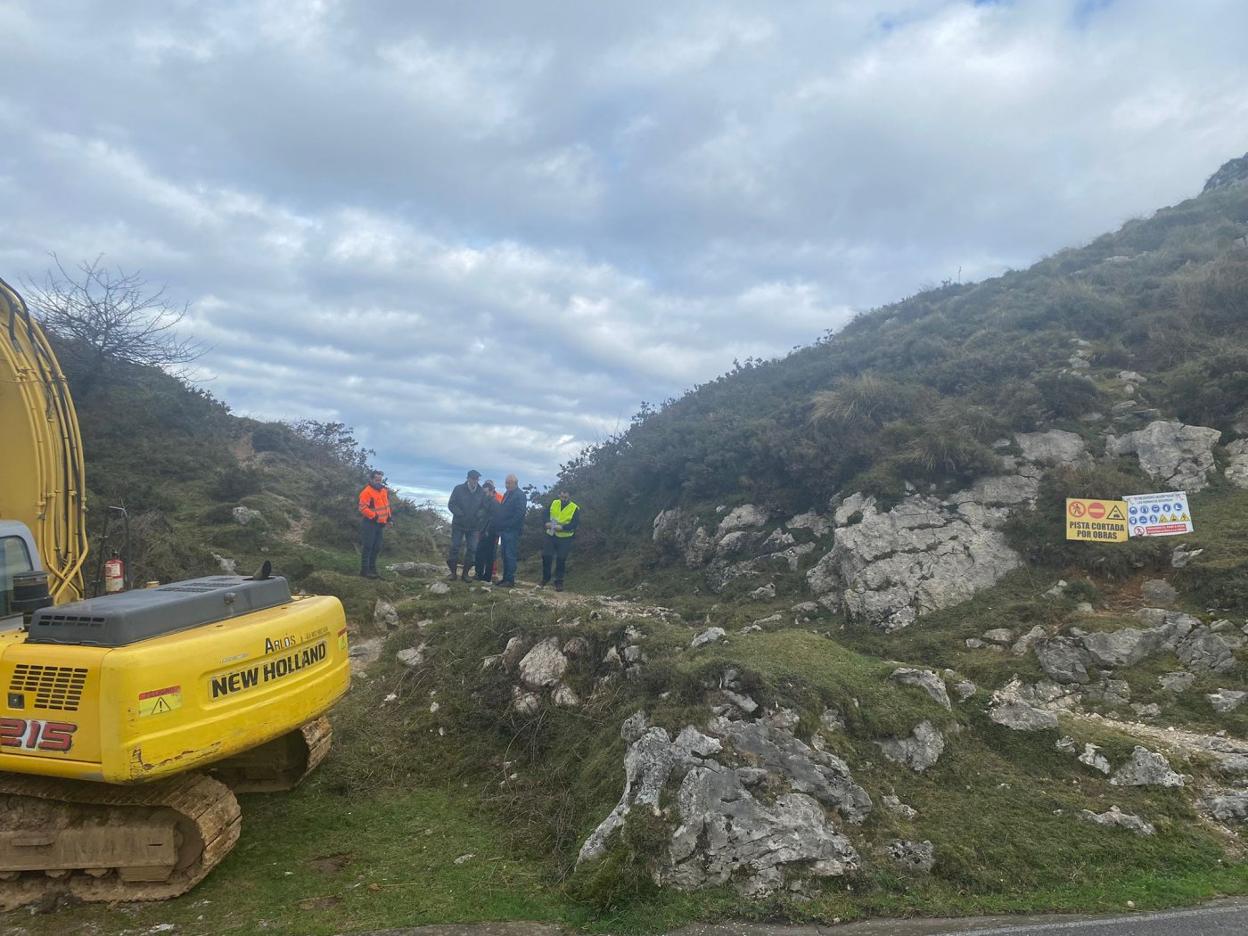 Obras ya en marcha en la pista de La Flecha, que conecta el valle del Güeña con la carretera a los Lagos. 