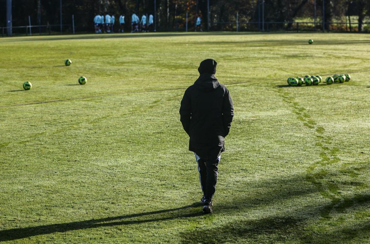 Álvaro Cervera, en la foto, dirigiéndose al campo de entrenamiento en El Requexón, se volverá a poner al frente del equipo este mediodía.