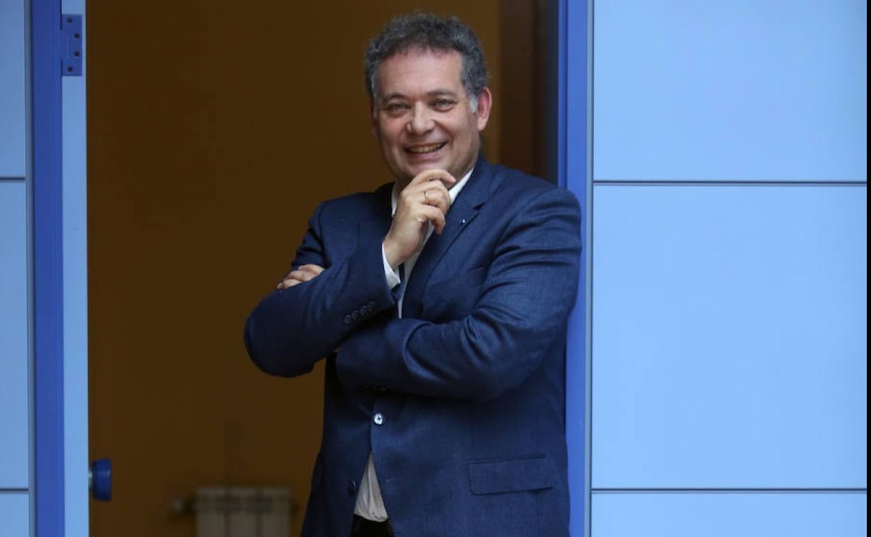 Adolfo Rivas posa a la entrada de la Fundación Vinjoy, de la que está al frente desde hace 25 años.