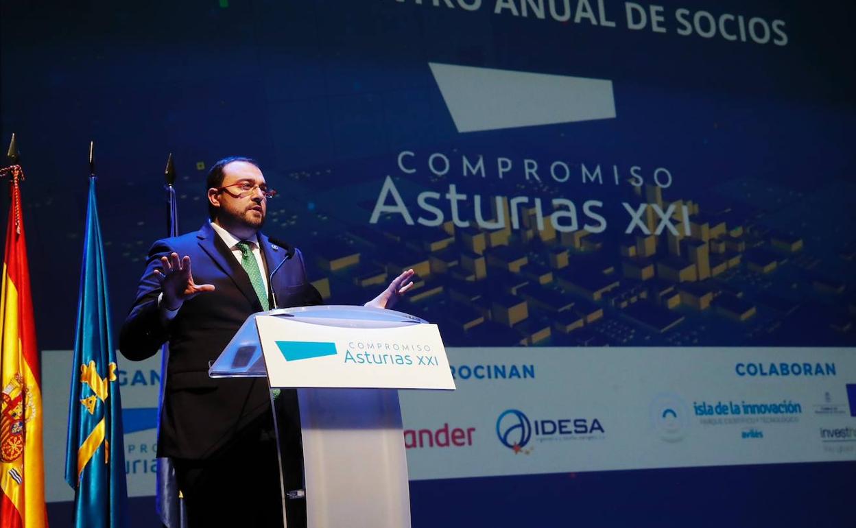 El presidente del Principado, Adrián Barbón durante la asamblea de socios de Asturias Compromiso XX.