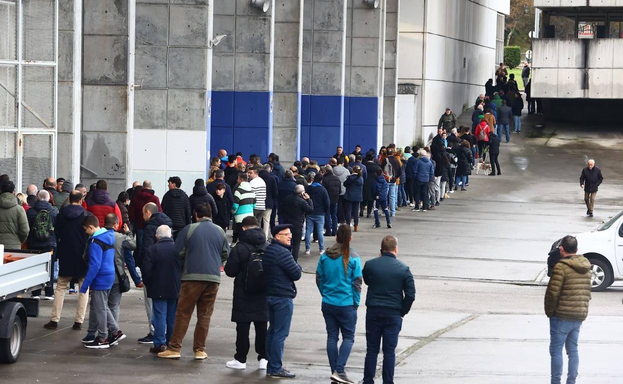 Cola para la venta de entradas del partido Oviedo-Atleti de la Copa del Rey