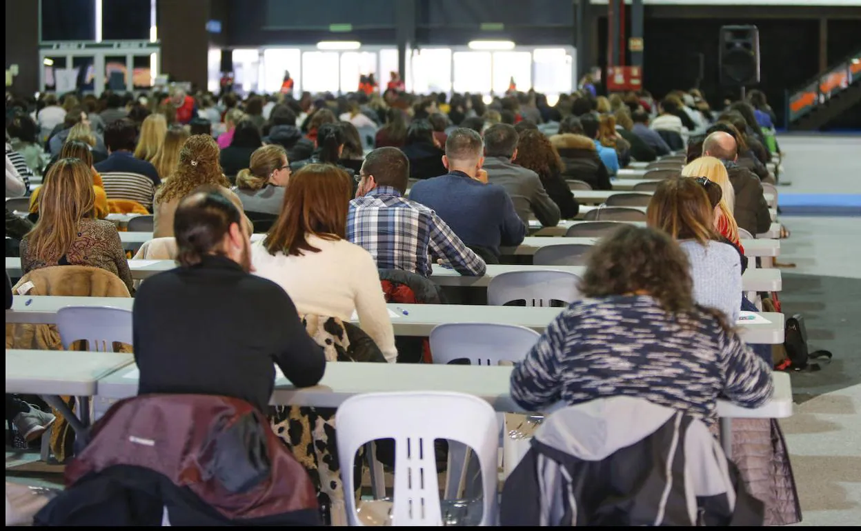 Examen de oposición para plazas de auxiliar administrativo convocado por el Sespa celebrado en 2019.