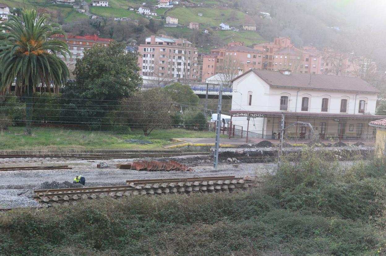 Trabajos en la playa de vías de El Entrego.