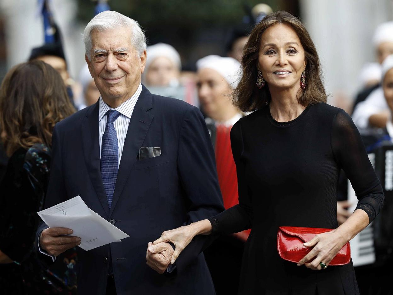 Mario Vargas Llosa e Isabel Preysler, en la ceremonia de los Premios Princesa de Asturias de 2018. 