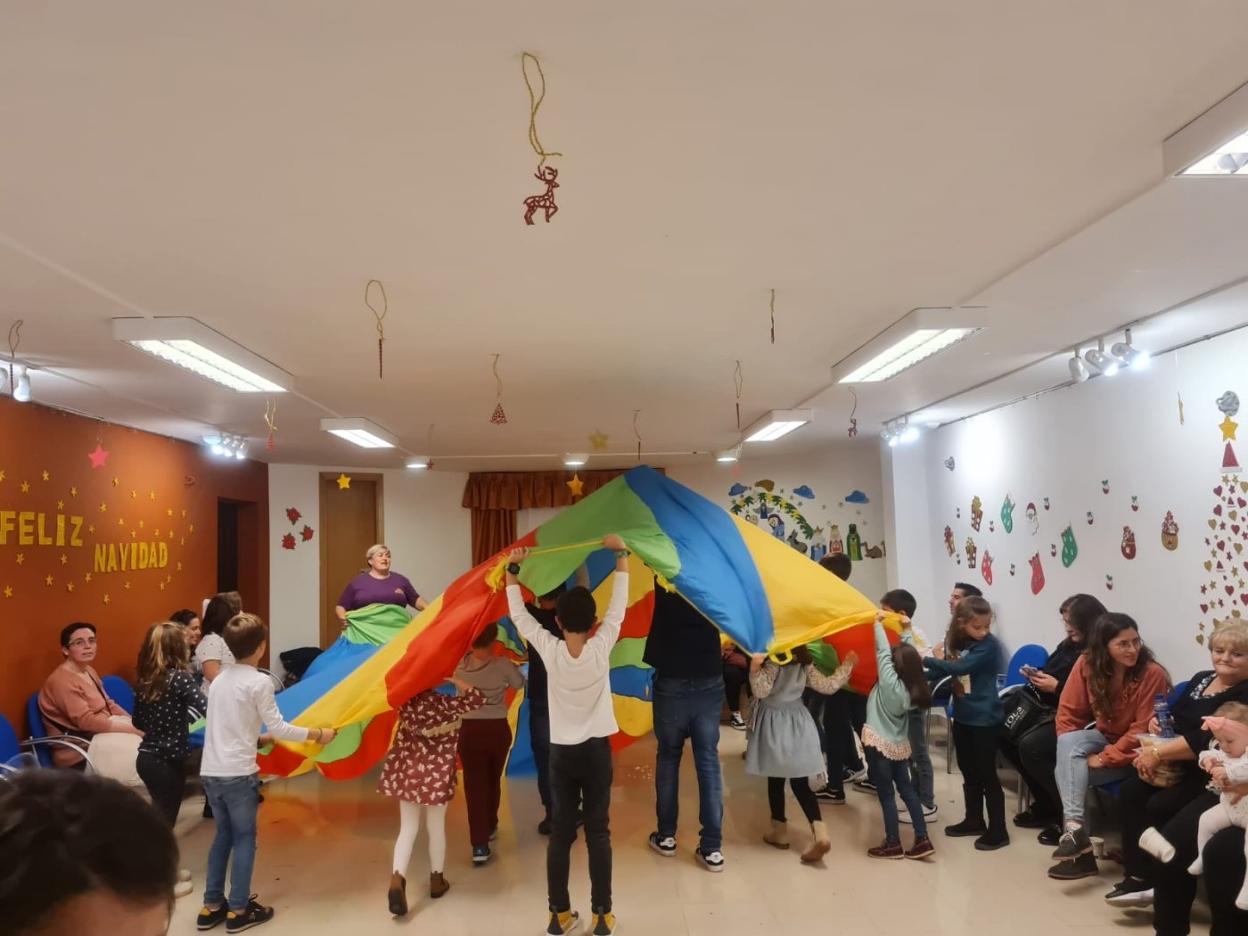 Los niños de Caravia durante la tarde de juegos. 