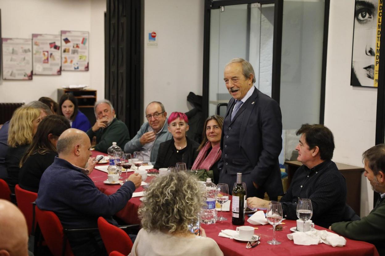 El portavoz del Grupo Municipal Socialista, Wenceslao López, de pie, durante su discurso en la tradicional comida navideña con los medios en la Casa del Pueblo. 