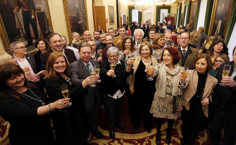 Un momento del brindis en el Consistorio gijonés.