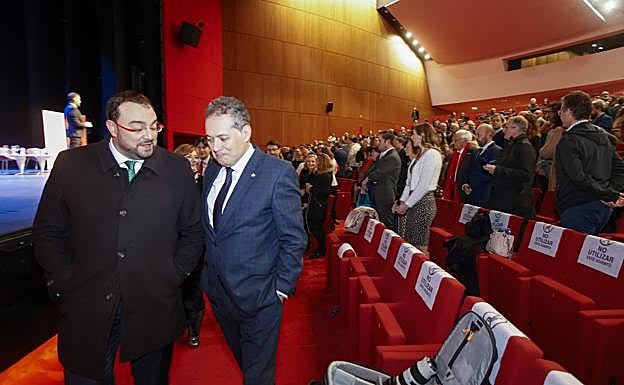 Adrián Barbón charla con el director de la Fundación Vinjoy.