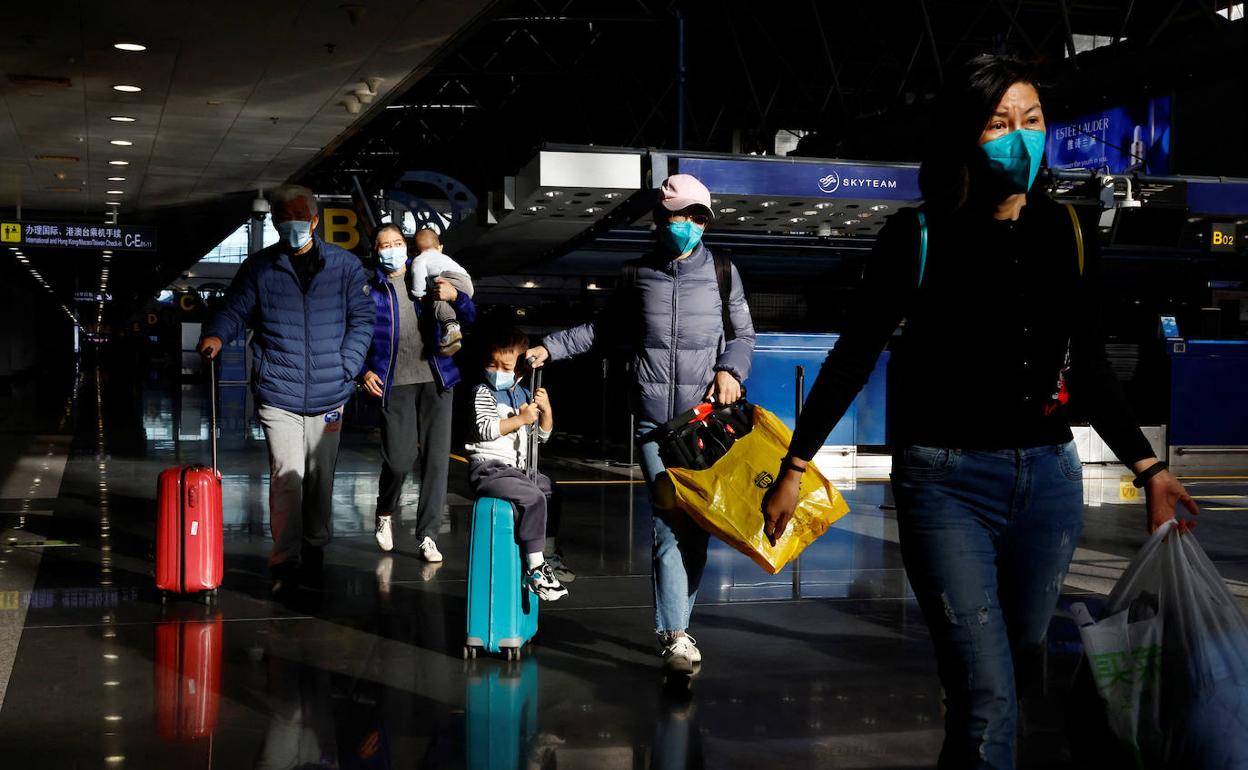 Viajeros en el aeropuerto de Pekín.