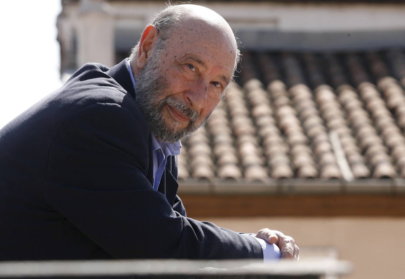 Actor español, se le conoce por haber salido en la serie de televisión ‘Cuéntame’, donde estuvo catorce temporadas, interpretando el papel del Doctor Don Vicente. 