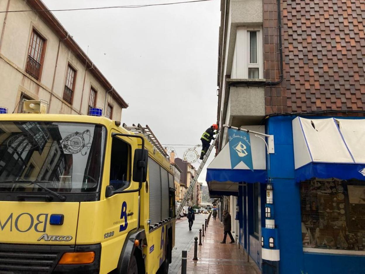 Momento en el que los bomberos acceden a la vivienda de la afectada. 