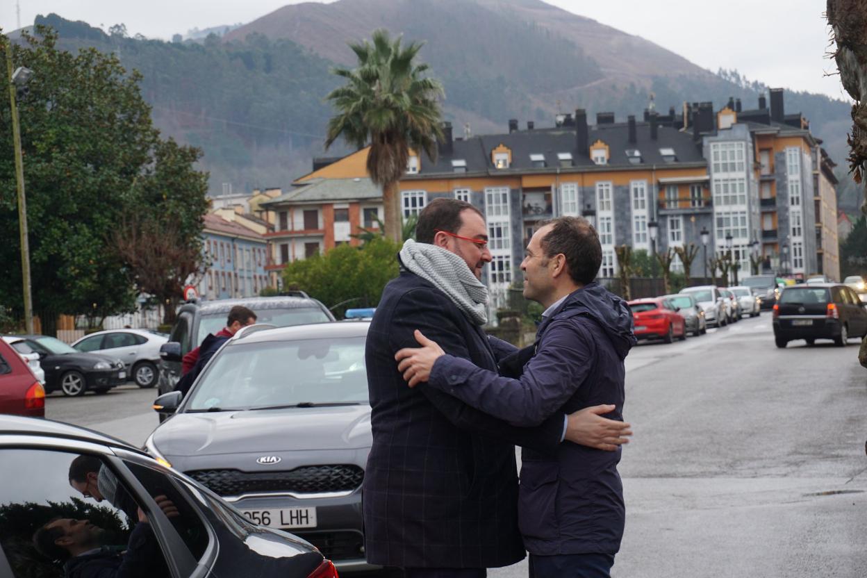 Saludo del presidente del Principado y el alcalde cangués.
