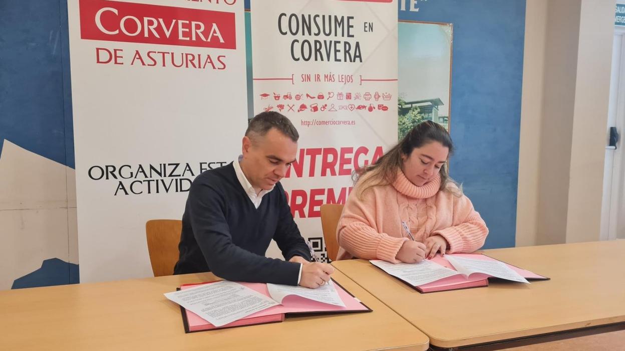 Iván Fernández y Sheyla González ayer, en la firma del convenio. 