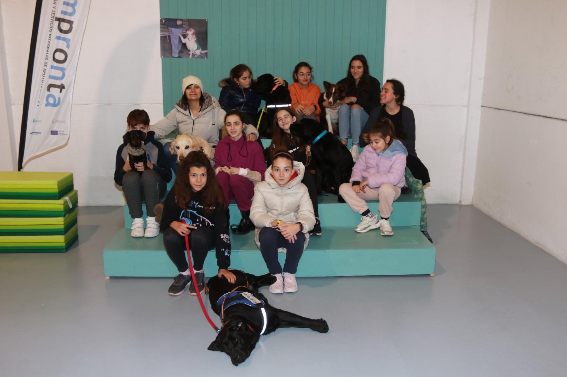 Carmen López y su perrita 'Luna', instructoras y participantes en el taller, en Viella.