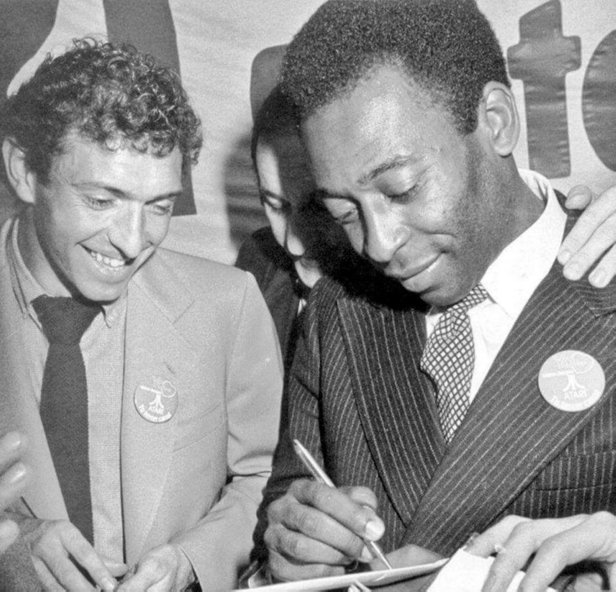 Pelé firma su autobiografía a Quini. 