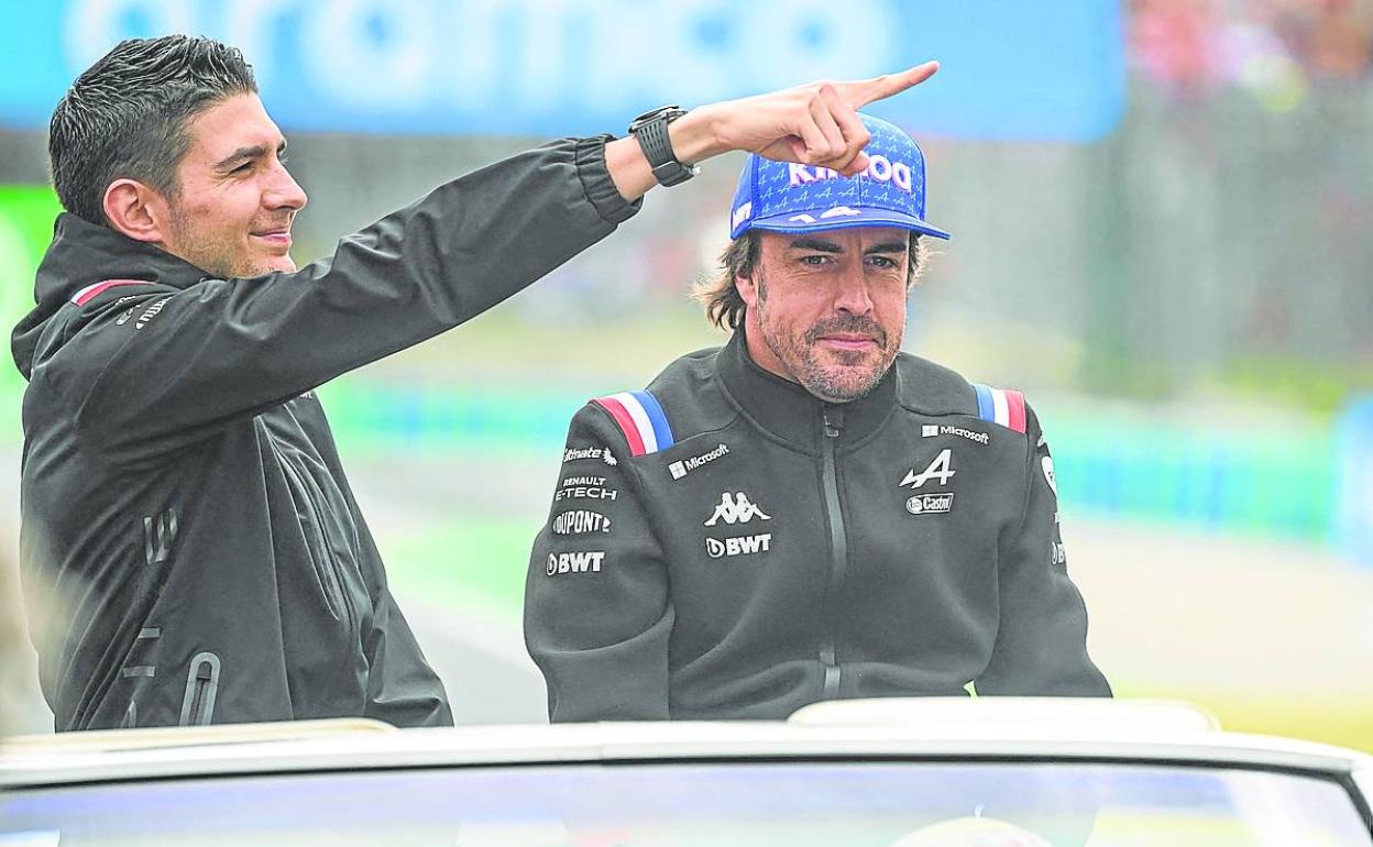 Esteban Ocon y Fernando Alonso.