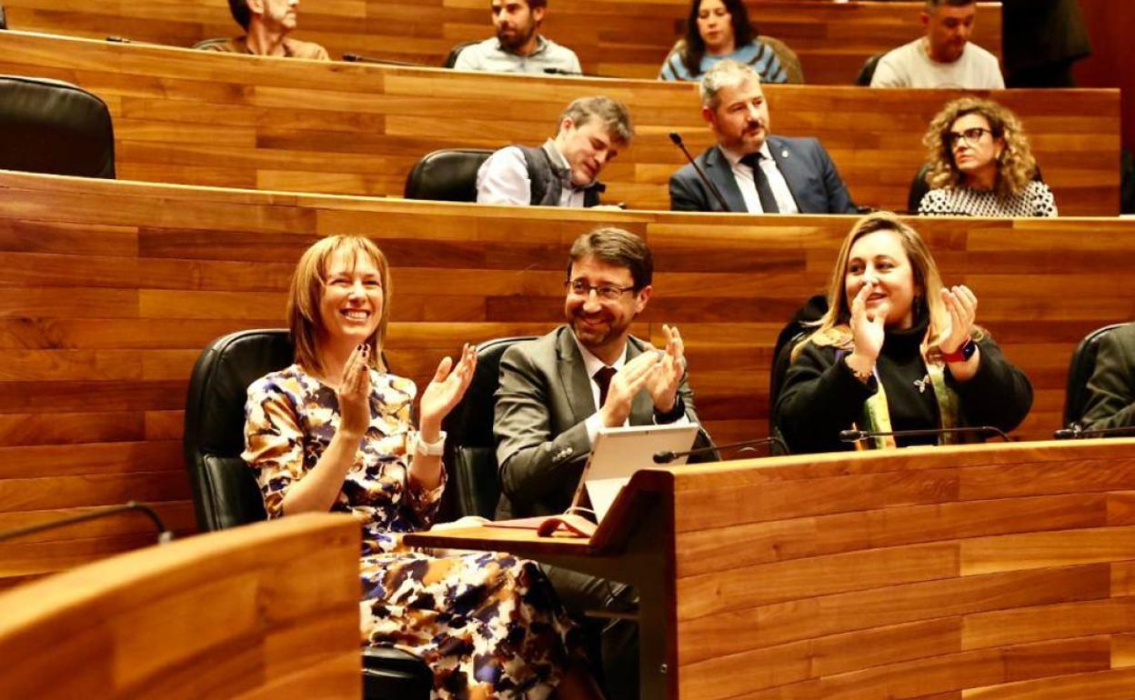 La consejera de Hacienda, Ana Cárcaba, el consejero de Industria, Enrique Fernández y la consejera de Educación, Lydia Espina, aplauden tras la aprobación de los presupuestos.