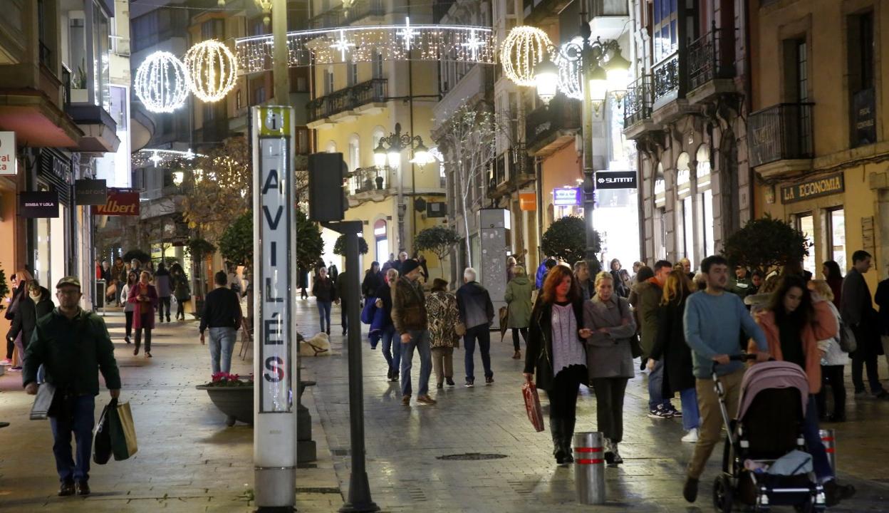 Compras navideñas en una de las calles más comerciales de Avilés, La Cámara. 