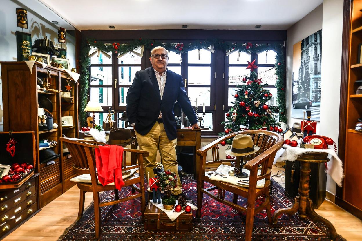 Luis Bobes, en su tienda de la calle Magdalena.