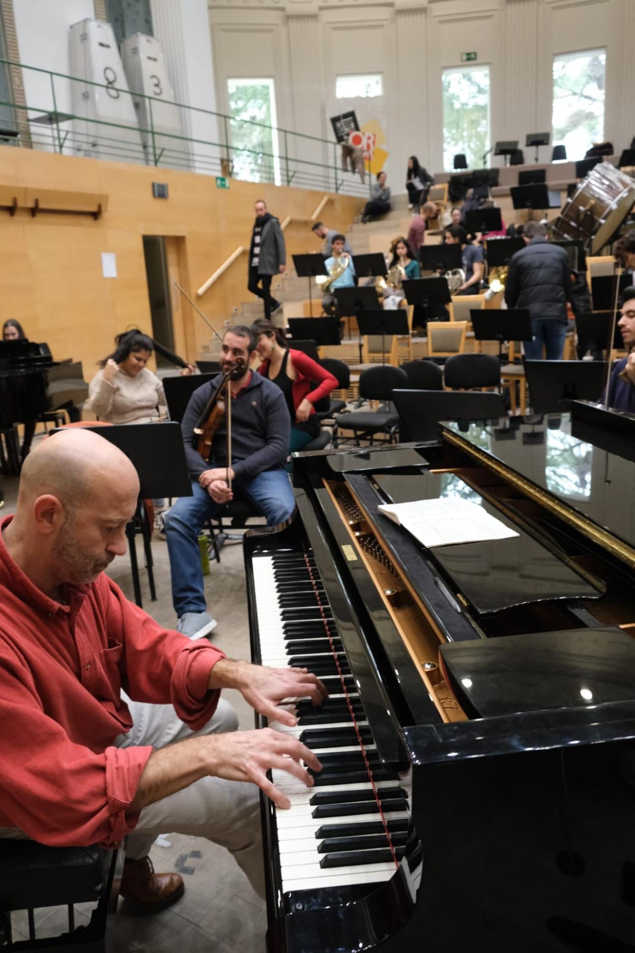 Mariano Rivas, al piano, preparando ayer en Madrid el ensayo del Concierto de Año Nuevo de Gijón. 