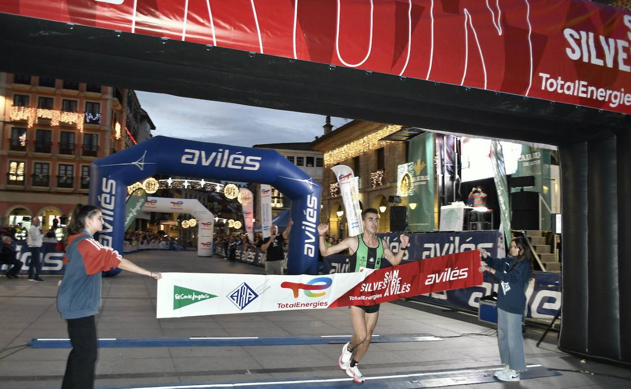 David Alfonso, al cruzar la meta de la carrera avilesina.