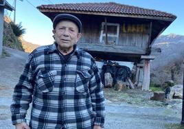 Teodomiro Otero, de 92 años, sigue al frente de su negocio en Gúa (Somiedo) y Villablino (León).