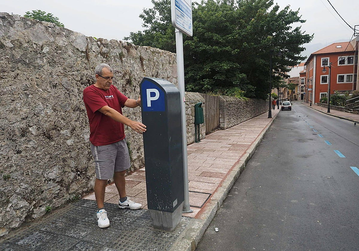Uno de los parquímetros de la villa llanisca.
