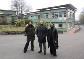 Elisa Collado, José Manuel de la Grana y Verónica Menéndez, delante del colegio público de Educación Especial de Latores.