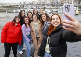 Paloma Navarro se hace un 'selfie' con  (de izquierda a derecha) Laura Remis, Claudia N'Gaby, Nerea Fernández y Yurena Sabio; tras ellas María Álvarez, Sara Vázquez, Sara Díaz y Elisa Collado.