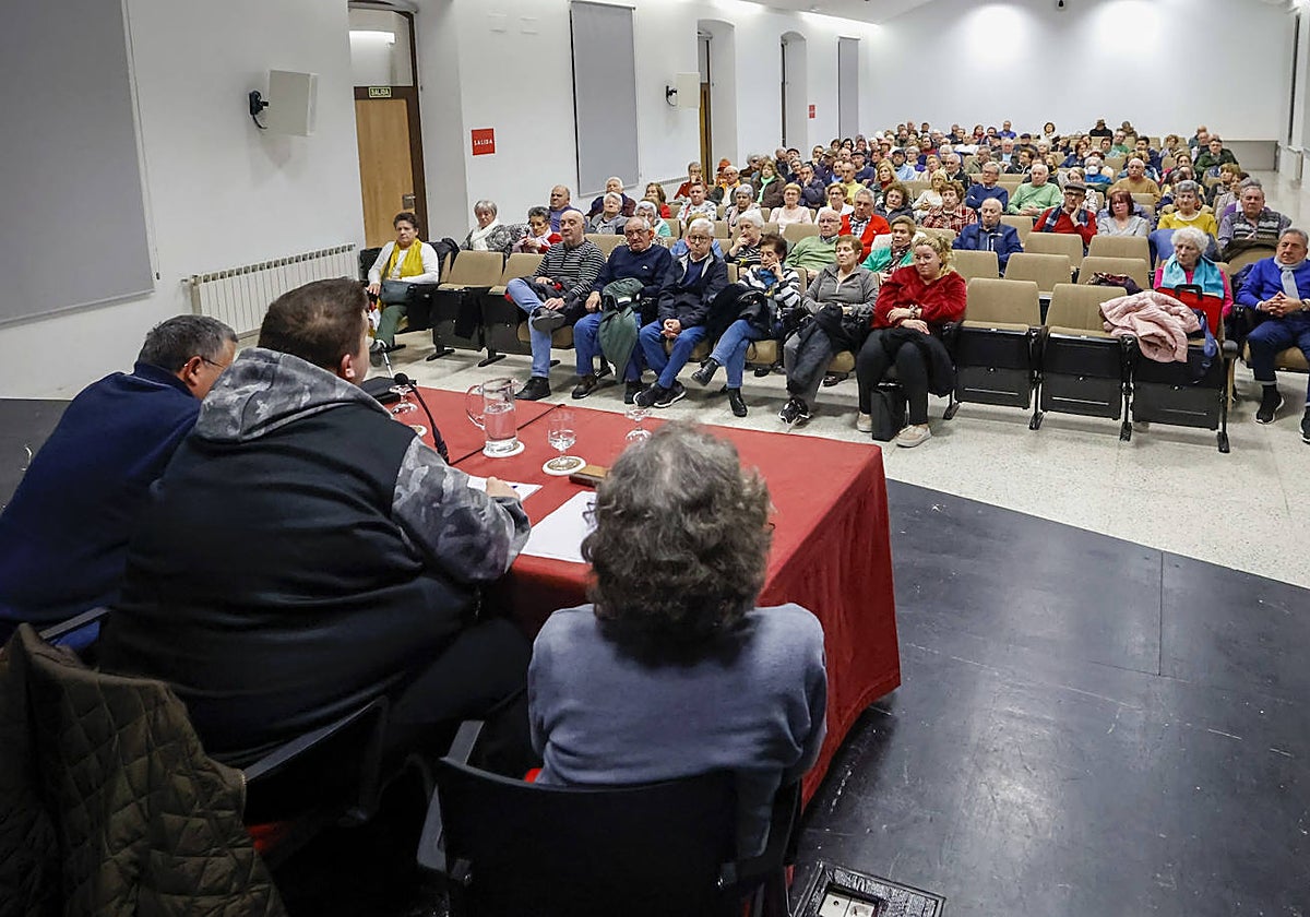 La junta directiva de la asociación de vecinos de El Coto, ante un salón lleno de público