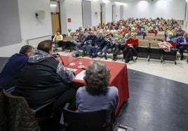 La junta directiva de la asociación de vecinos de El Coto, ante un salón lleno de público