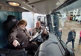 La alcaldesa, Mariví Monteserín, y el edil de Mantenimiento, Pelayo García, probando un nuevo vehículo.