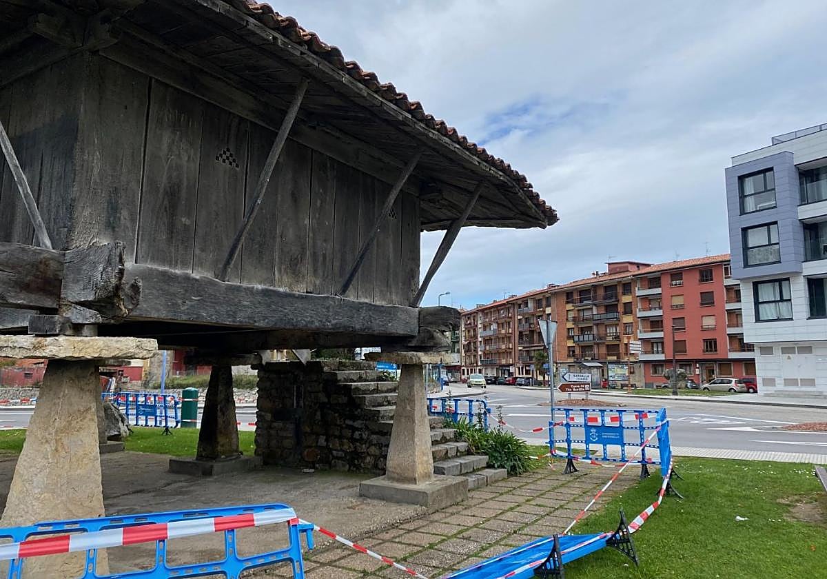 El hórreo del Picu, en Ribadesella, permanece actualmente vallado.