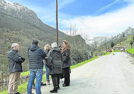Los responsables políticos visitaron ayer la zona de comienzo de los trabajos en la zona de Teyeo.