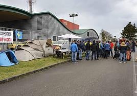 Los bomberos de Asturias acampan frente a la sede del Sepa