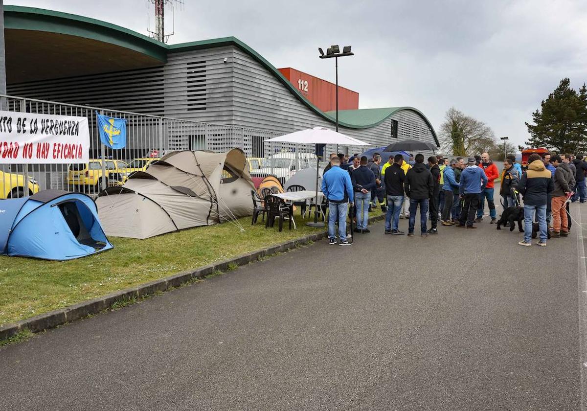 Los bomberos de Asturias acampan frente a la sede del Sepa