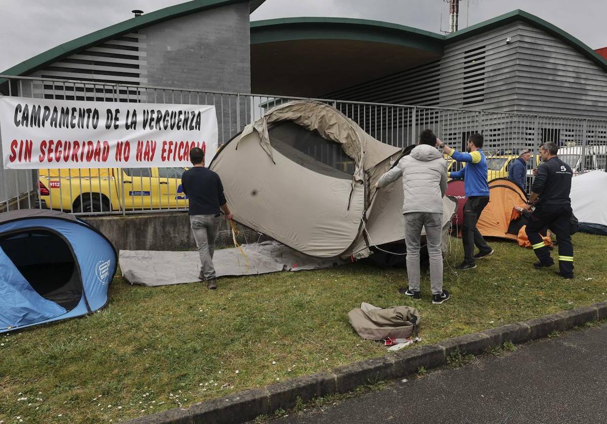 Algunos bomberos instalan, como símbolo de protesta, las tiendas de campaña del campamento indefinido frente a la sede del Sepa.