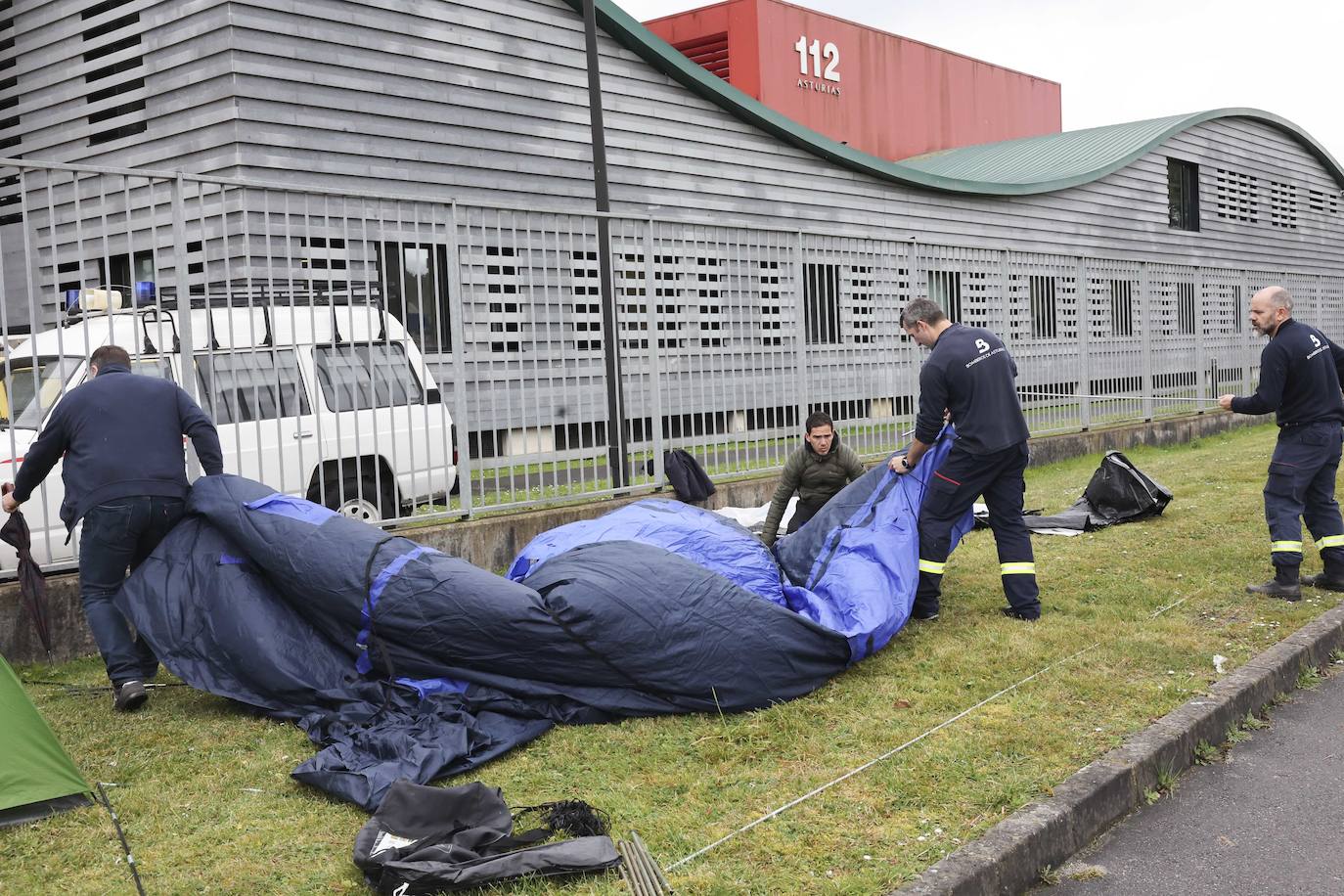 Los bomberos de Asturias acampan frente a la sede del Sepa