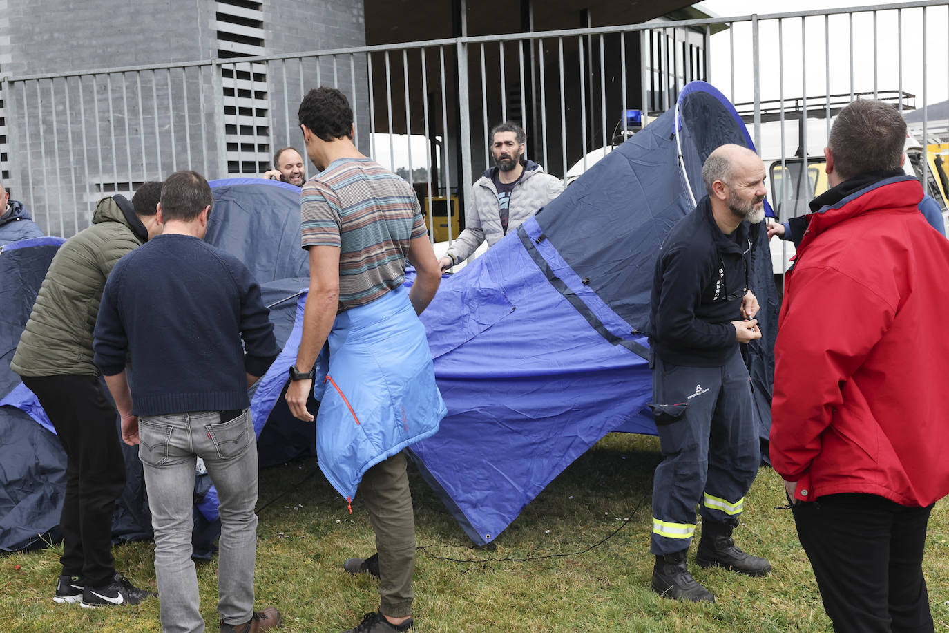 Los bomberos de Asturias acampan frente a la sede del Sepa