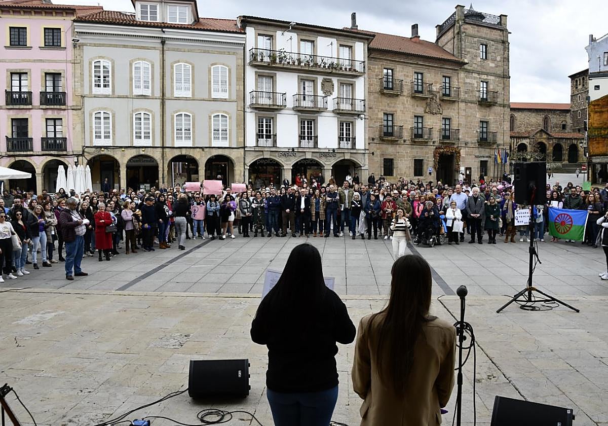 Concentración en Avilés. La plaza de España se llenó de mujeres de todas lasprocedencias y generaciones.