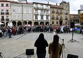 Concentración en Avilés. La plaza de España se llenó de mujeres de todas lasprocedencias y generaciones.