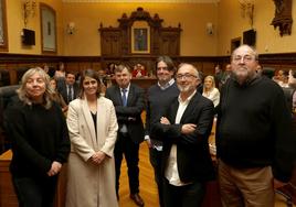 Susana Quirós (Semana Negra), Manuela Fernández (Club Balonmano La Calzada), Francisco Vizoso, Tito Valdés (Australian Blonde), Carlos Rodríguez (30 días en Bici) y Luis Miguel Piñera, ayer, en el pleno municipal.