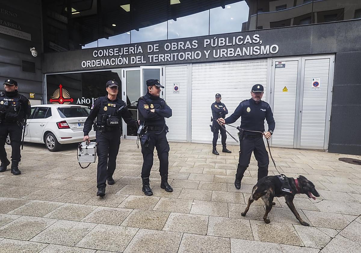 Agentes de la Policía Nacional, durante el registro de la Consejería de Obras Públicas cántabra del pasado 22 de febrero.