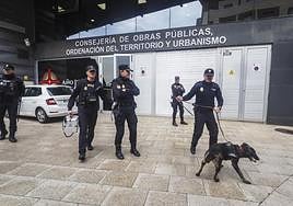 Agentes de la Policía Nacional, durante el registro de la Consejería de Obras Públicas cántabra del pasado 22 de febrero.