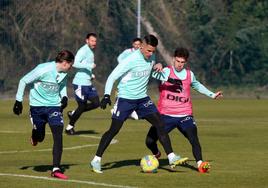 Luismi protege el balón ante Jimmy con Marcelo Flores a su laado.