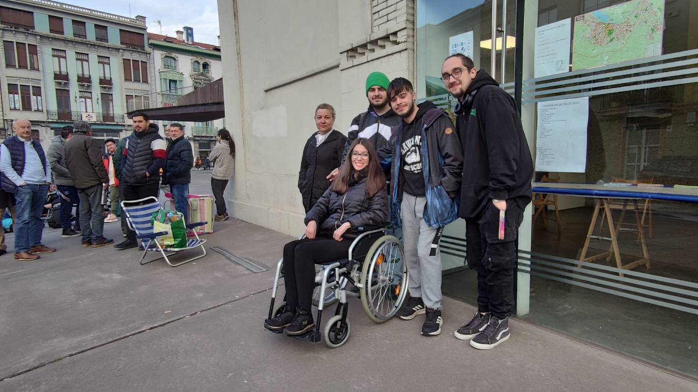 Los primeros de la cola fueron Hayle Castro, Sheila Hernández, Sergio Cos, Yago Capllonch y Bania Pavón