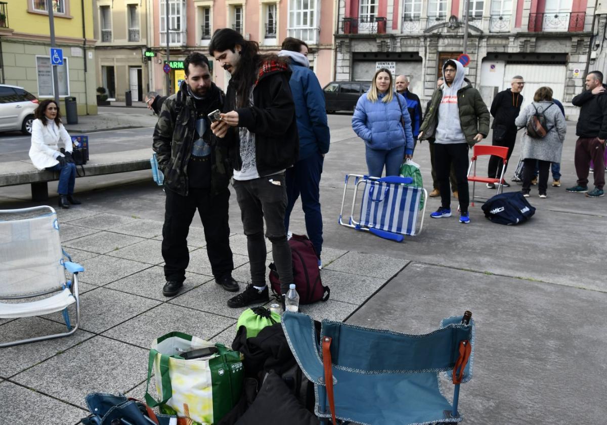 Unas trescientas personas hicieron cola durante dos noches en la plaza de Santiago López.