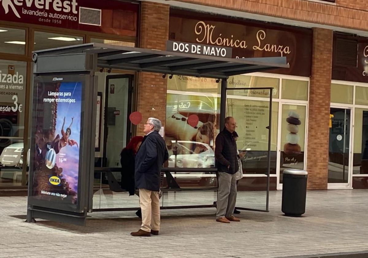 El candidato del PSOE a la Alcaldía, Luis Manuel Flórez, Floro, ayer, en una parada de El Natahoyo.