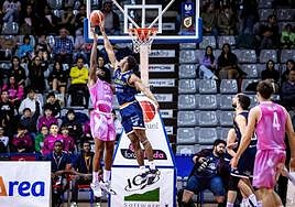 Clevon Brown, ante Amadou Sidibe, en el partido disputado anoche en el Pabellón Barris de Lérdida.