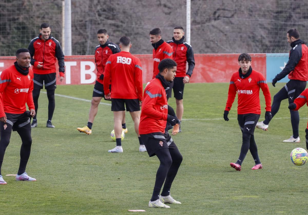 Jordan Carrillo, al fondo, observa a Varane durante el entrenamiento de ayer en Mareo.